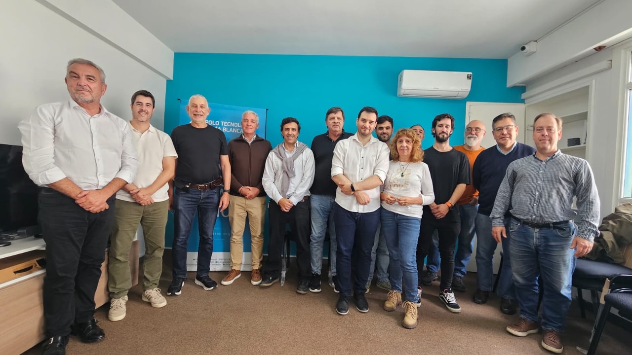 Integrantes de la nueva Comisión Directiva del Polo Tecnológico Bahía Blanca reunidos en la sede institucional
