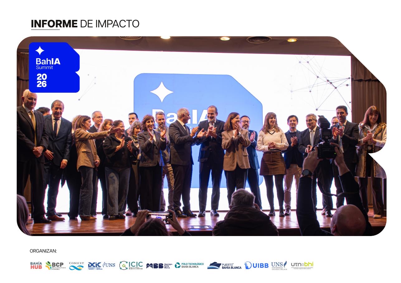 Autoridades y participantes en el escenario durante el cierre de BahIA Summit 2026